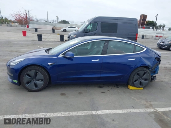 2020 Tesla Model 3 Standard Range Plus z VIN 5YJ3E1EA7LF705809, wystawiony jako IAAI lot #42146416 z przebiegiem 52 056 mil mil oraz . Historia ofert i sprzedaży dostępna na DreamBid. Obrazek 15.