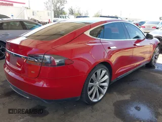 2013 Tesla Model S with VIN 5YJSA1DN8DFP25774, listed as a IAAI auction lot 41998095 with 135,671 mi miles and . Bid and sale history available at carsss.com. Image 4.