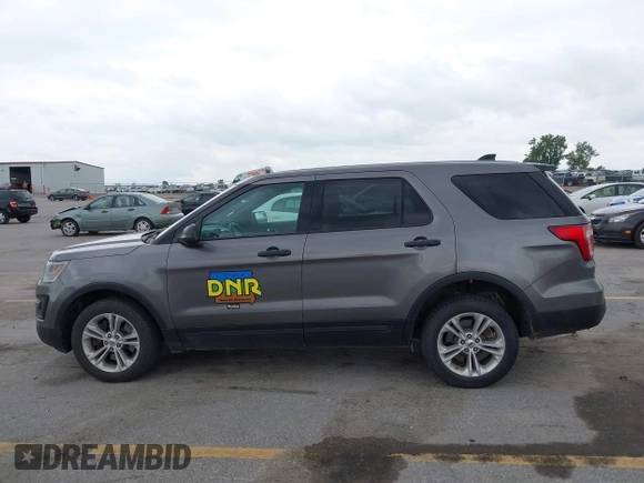2017 Ford Police Interceptor Utility z VIN 1FM5K8ARXHGD26446, wystawiony jako IAAI lot #42779736 z przebiegiem 133 865 mil mil oraz . Historia ofert i sprzedaży dostępna na DreamBid. Obrazek 14.