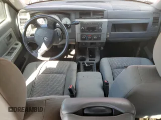 2008 Dodge Dakota SLT z VIN 1D7HW48N08S557814, wystawiony jako Copart lot #46627955 z przebiegiem 145 356 mil mil oraz Czysty tytuł • Clean title. Historia ofert i sprzedaży dostępna na DreamBid. Obrazek 8.