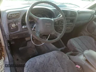 2000 GMC Sonoma SLS z VIN 1GTCS19W3Y8158978, wystawiony jako Copart lot #74180564 z przebiegiem Nie podano mil oraz Szkody całkowita. Historia ofert i sprzedaży dostępna na DreamBid. Obrazek 8.