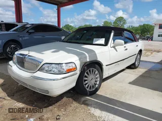 2006 Lincoln Town Car Signature z VIN 1LNHM81W36Y602874, wystawiony jako IAAI lot #42414765 z przebiegiem 121 459 mil mil oraz . Historia ofert i sprzedaży dostępna na DreamBid. Obrazek 2.