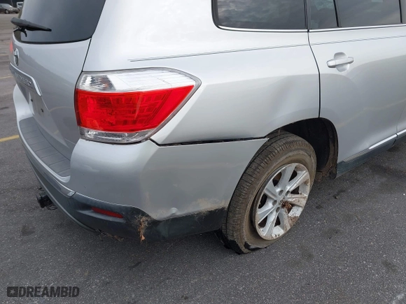 2013 Toyota Highlander with VIN 5TDZK3EH0DS111944, listed as a IAAI auction lot 41399844 with 54,696 mi miles. Bid and sale history available at carsss.com. Image 20.
