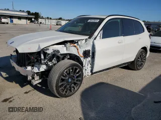 2025 BMW X5 xDrive50e z VIN 5UX43EU02S9W94171, wystawiony jako Copart lot #50423645 z przebiegiem 5 881 mil mil oraz Szkoda całkowita • Salvage title. Historia ofert i sprzedaży dostępna na DreamBid. Obrazek 1.