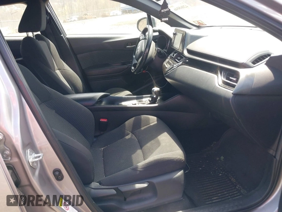 2018 Toyota C-HR XLE z VIN NMTKHMBX5JR046679, wystawiony jako IAAI lot #42068046 z przebiegiem 166 297 mil mil oraz . Historia ofert i sprzedaży dostępna na DreamBid. Obrazek 5.