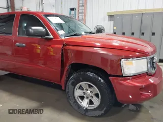 2008 Dodge Dakota SLT z VIN 1D7HW48N38S542692, wystawiony jako IAAI lot #41554521 z przebiegiem 166 482 mil mil oraz . Historia ofert i sprzedaży dostępna na DreamBid. Obrazek 18.