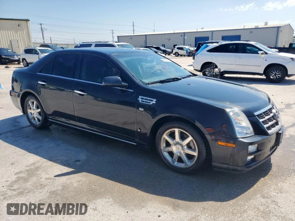 2009 Cadillac STS RWD z VIN 1G6DW67V390103790, wystawiony jako Copart lot #56596915 z przebiegiem 57 537 mil mil oraz Czysty tytuł • Clean title. Historia ofert i sprzedaży dostępna na DreamBid. Obrazek 4.