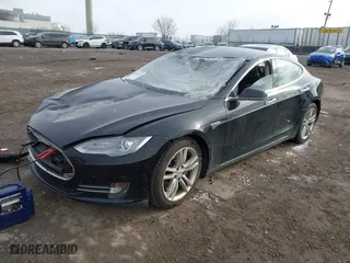 2013 Tesla Model S with VIN 5YJSA1DN6DFP16071, listed as a IAAI auction lot 41628107 with 52849 miles. Bid and sale history available at carsss.com. Image 18.