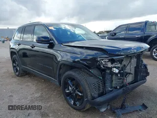 2023 Jeep Grand Cherokee Laredo z VIN 1C4RJHAG7PC661998, wystawiony jako IAAI lot #41104990 z przebiegiem 43 718 mil mil oraz . Historia ofert i sprzedaży dostępna na DreamBid. Obrazek 1.