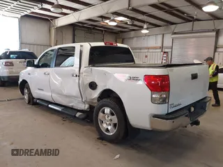 2008 Toyota Tundra Limited z VIN 5TBEV58198S476301, wystawiony jako IAAI lot #41528085 z przebiegiem 230 233 mil mil oraz . Historia ofert i sprzedaży dostępna na DreamBid. Obrazek 3.