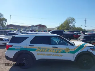 2022 Ford Police Interceptor Utility z VIN 1FM5K8AB2NGA02664, wystawiony jako IAAI lot #40499840 z przebiegiem 7 067 mil mil oraz . Historia ofert i sprzedaży dostępna na DreamBid. Obrazek 13.