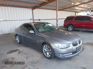 2013 BMW 3 Series 328i z VIN WBAKE5C50DJ106928, wystawiony jako IAAI lot #42406244 z przebiegiem 117 503 mil mil oraz . Historia ofert i sprzedaży dostępna na DreamBid. Obrazek 1.