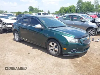 2014 Chevrolet Cruze 1LT z VIN 1G1PC5SB9E7126219, wystawiony jako IAAI lot #42495583 z przebiegiem Nie podano mil oraz . Historia ofert i sprzedaży dostępna na DreamBid. Obrazek 1.