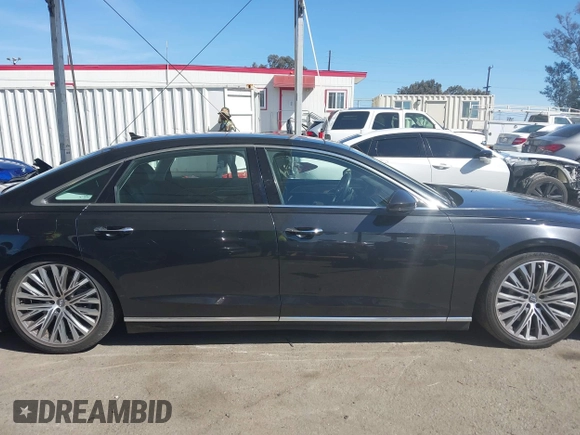 2019 Audi A8 z VIN WAU8DAF83KN006534, wystawiony jako IAAI lot #41712610 z przebiegiem 52 263 mil mil oraz . Historia ofert i sprzedaży dostępna na DreamBid. Obrazek 13.