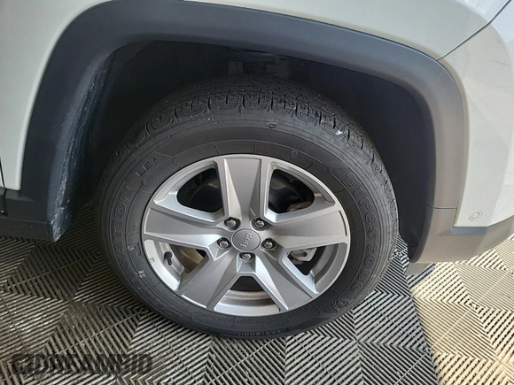 2022 Jeep Compass Latitude with VIN 3C4NJDBB3NT205928, listed as a IAAI auction lot 42832409 with 22,634 mi miles and . Bid and sale history available at DreamBid. Image 2.