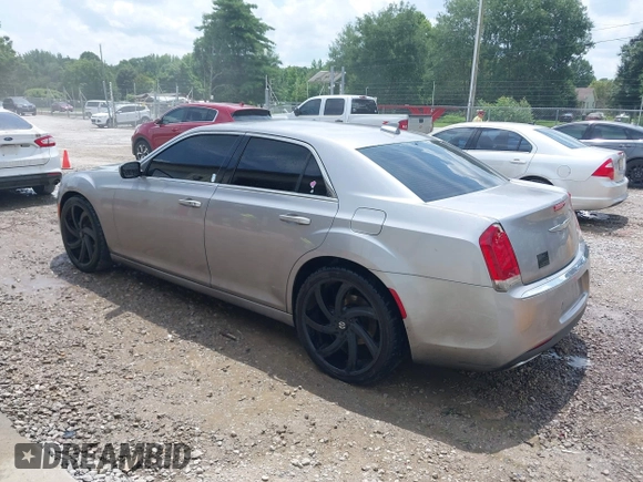 2015 Chrysler 300 Limited z VIN 2C3CCAAG0FH785988, wystawiony jako IAAI lot #42501629 z przebiegiem 176 537 mil mil oraz . Historia ofert i sprzedaży dostępna na DreamBid. Obrazek 3.
