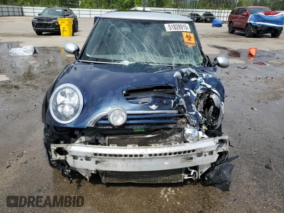 2006 MINI Hardtop S z VIN WMWRE335X6TL20674, wystawiony jako Copart lot #51828915 z przebiegiem Nie podano mil oraz Nie do naprawy • Non repairable. Historia ofert i sprzedaży dostępna na DreamBid. Obrazek 11.