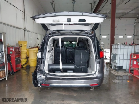 2017 Chrysler Pacifica Touring-L with VIN 2C4RC1BG8HR845050, listed as a IAAI auction lot 41583769 with NaN miles. Bid and sale history available at carsss.com. Image 17.