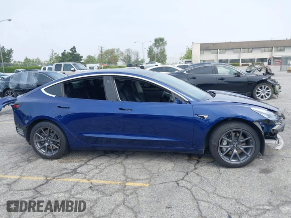 2020 Tesla Model 3 Standard Range Plus z VIN 5YJ3E1EA8LF785010, wystawiony jako IAAI lot #42130951 z przebiegiem 90 072 mil mil oraz . Historia ofert i sprzedaży dostępna na DreamBid. Obrazek 14.
