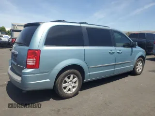2010 Chrysler Town & Country Touring z VIN 2A4RR5D13AR460820, wystawiony jako Copart lot #57162885 z przebiegiem 197 426 mil mil oraz Szkoda całkowita • Salvage title. Historia ofert i sprzedaży dostępna na DreamBid. Obrazek 3.