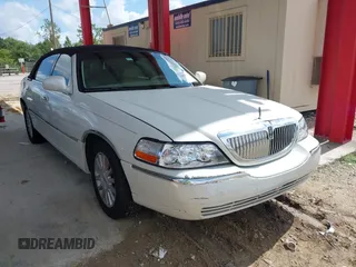 2006 Lincoln Town Car Signature z VIN 1LNHM81W36Y602874, wystawiony jako IAAI lot #42414765 z przebiegiem 121 459 mil mil oraz . Historia ofert i sprzedaży dostępna na DreamBid. Obrazek 1.