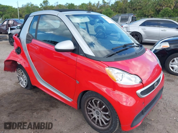 2013 Smart fortwo Passion z VIN WMEEK3BA5DK591221, wystawiony jako IAAI lot #42010853 z przebiegiem 101 953 mil mil oraz . Historia ofert i sprzedaży dostępna na DreamBid. Obrazek 1.