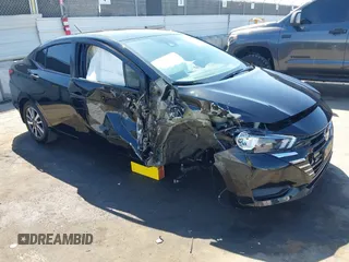2023 Nissan Versa S z VIN 3N1CN8DV4PL871910, wystawiony jako IAAI lot #41993475 z przebiegiem 8 405 mil mil oraz . Historia ofert i sprzedaży dostępna na DreamBid. Obrazek 1.
