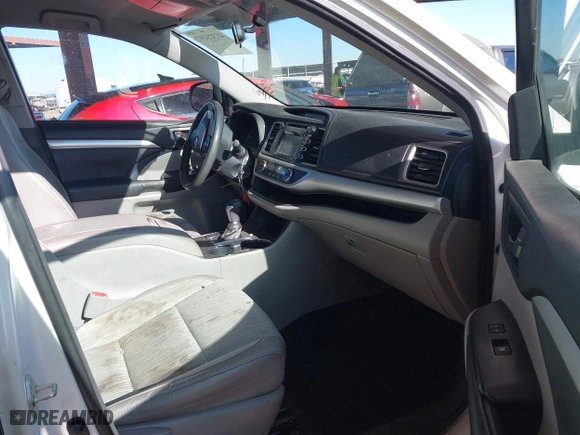 2015 Toyota Highlander LE with VIN 5TDBKRFH5FS115459, listed as a IAAI auction lot 41326097 with 158,574 mi miles. Bid and sale history available at carsss.com. Image 5.