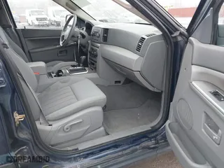 2006 Jeep Grand Cherokee Laredo with VIN 1J4GR48KX6C135070, listed as a IAAI auction lot 41966282 with 142,833 mi miles. Bid and sale history available at carsss.com. Image 5.