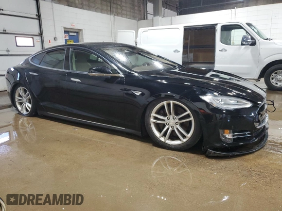 2013 Tesla Model S with VIN 5YJSA1CG1DFP03666, listed as a Copart auction lot 55698345 with 72,592 mi miles and Clean Title. Bid and sale history available at DreamBid. Image 4.