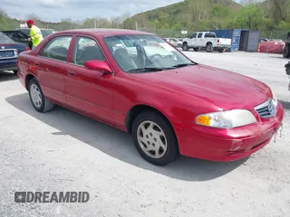 2000 Mazda 626 LX with VIN 1YVGF22C8Y5115891, listed as a IAAI auction lot 42121137 with 186,165 mi miles. Bid and sale history available at carsss.com. Image 1.