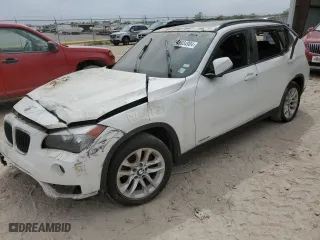 2015 BMW X1 xDrive28i with VIN WBAVL1C5XFVY32741, listed as a Copart auction lot 70323344 with 0 mi miles and Salvage Title. Bid and sale history available at carsss.com. Image 1.