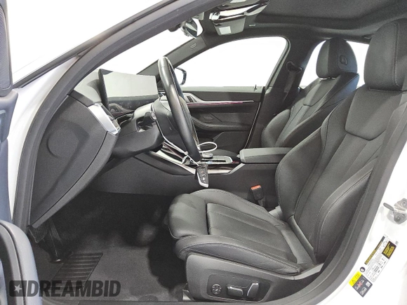 2024 BMW i4 eDrive40 z VIN WBY73AW04RFT37296, wystawiony jako Copart lot #55534975 z przebiegiem 18 786 mil mil oraz Czysty tytuł • Clean title. Historia ofert i sprzedaży dostępna na DreamBid. Obrazek 7.