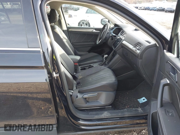 2022 Volkswagen Tiguan SE with VIN 3VV3B7AX8NM163352, listed as a IAAI auction lot 40946586 with 27,847 mi miles and . Bid and sale history available at DreamBid. Image 5.