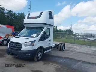 2023 Ford Transit z VIN 1FDBF6ZG0PKB35192, wystawiony jako IAAI lot #42191303 z przebiegiem 207 810 mil mil oraz . Historia ofert i sprzedaży dostępna na DreamBid. Obrazek 17.