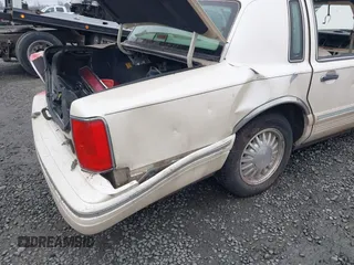 1996 Lincoln Town Car Cartier z VIN 1LNLM83WXTY652495, wystawiony jako IAAI lot #41538281 z przebiegiem 221 804 mil mil oraz . Historia ofert i sprzedaży dostępna na DreamBid. Obrazek 12.
