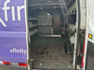 2017 Ford Transit z VIN 1FTYR1YM0HKB05563, wystawiony jako IAAI lot #42636657 z przebiegiem 97 358 mil mil oraz . Historia ofert i sprzedaży dostępna na DreamBid. Obrazek 1.