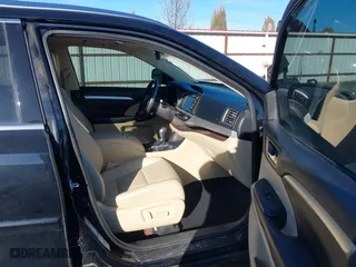 2019 Toyota Highlander SE with VIN 5TDJZRFH3KS580338, listed as a IAAI auction lot 41736059 with 128,487 mi miles. Bid and sale history available at carsss.com. Image 5.