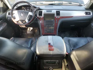 2008 Cadillac Escalade z VIN 1GYFK63858R183602, wystawiony jako Copart lot #45517605 z przebiegiem 131 197 mil mil oraz Szkody całkowita. Historia ofert i sprzedaży dostępna na DreamBid. Obrazek 8.