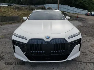 2023 BMW 7 Series 760i xDrive z VIN WBA33EJ05PCM02683, wystawiony jako Copart lot #68709704 z przebiegiem Nie podano mil oraz Szkoda całkowita • Salvage title. Historia ofert i sprzedaży dostępna na DreamBid. Obrazek 5.
