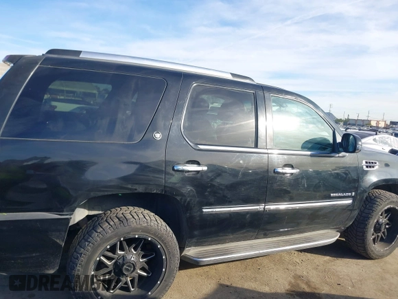 2009 Cadillac Escalade z VIN 1GYFK13289R242884, wystawiony jako IAAI lot #41320982 z przebiegiem 132 983 mil mil oraz . Historia ofert i sprzedaży dostępna na DreamBid. Obrazek 13.