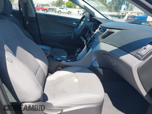 2013 Hyundai Sonata GLS z VIN 5NPEB4AC0DH532292, wystawiony jako IAAI lot #42465873 z przebiegiem Nie podano mil oraz . Historia ofert i sprzedaży dostępna na DreamBid. Obrazek 5.
