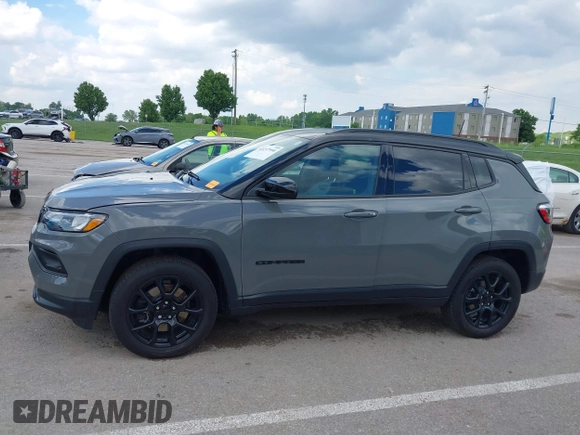 2024 Jeep Compass Latitude z VIN 3C4NJDBN4RT578170, wystawiony jako IAAI lot #42237990 z przebiegiem 17 265 mil mil oraz . Historia ofert i sprzedaży dostępna na DreamBid. Obrazek 15.