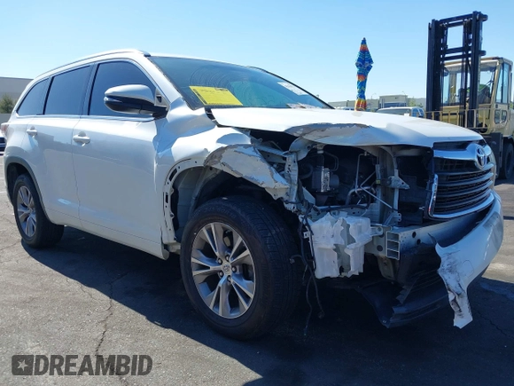 2015 Toyota Highlander XLE z VIN 5TDKKRFH8FS097572, wystawiony jako IAAI lot #42225373 z przebiegiem 115 490 mil mil oraz . Historia ofert i sprzedaży dostępna na DreamBid. Obrazek 1.