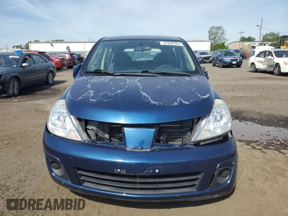 2008 Nissan Versa S z VIN 3N1BC13E58L353736, wystawiony jako Copart lot #57838105 z przebiegiem 131 105 mil mil oraz Szkoda całkowita • Salvage title. Historia ofert i sprzedaży dostępna na DreamBid. Obrazek 5.