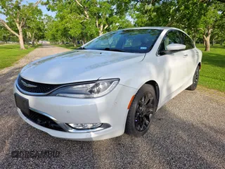 2015 Chrysler 200 C z VIN 1C3CCCEG1FN644523, wystawiony jako Copart lot #57359845 z przebiegiem 105 181 mil mil oraz Czysty tytuł • Clean title. Historia ofert i sprzedaży dostępna na DreamBid. Obrazek 2.