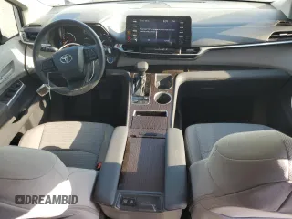 2023 Toyota Sienna LE z VIN 5TDKRKEC7PS168710, wystawiony jako Copart lot #52872235 z przebiegiem 68 474 mil mil oraz Szkody całkowita. Historia ofert i sprzedaży dostępna na DreamBid. Obrazek 8.