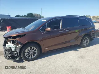 2021 Toyota Sienna XLE z VIN 5TDYRKEC3MS006854, wystawiony jako Copart lot #56826685 z przebiegiem 39 298 mil mil oraz Szkody całkowita. Historia ofert i sprzedaży dostępna na DreamBid. Obrazek 1.