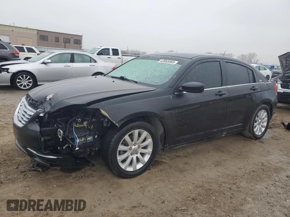 2013 Chrysler 200 Touring z VIN 1C3CCBBB6DN539475, wystawiony jako Copart lot #43955965 z przebiegiem 129 207 mil mil oraz Szkoda całkowita • Salvage title. Historia ofert i sprzedaży dostępna na DreamBid. Obrazek 1.