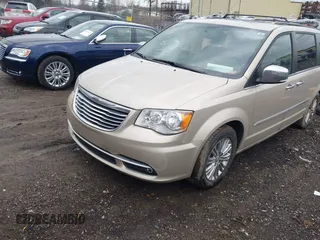 2016 Chrysler Town & Country Touring z VIN 2C4RC1CG5GR166771, wystawiony jako IAAI lot #41715807 z przebiegiem 121 652 mil mil oraz . Historia ofert i sprzedaży dostępna na DreamBid. Obrazek 2.